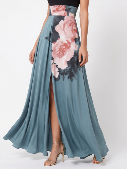Robe longue fendue bleue, motif floral rose et noir, haut bustier noir
