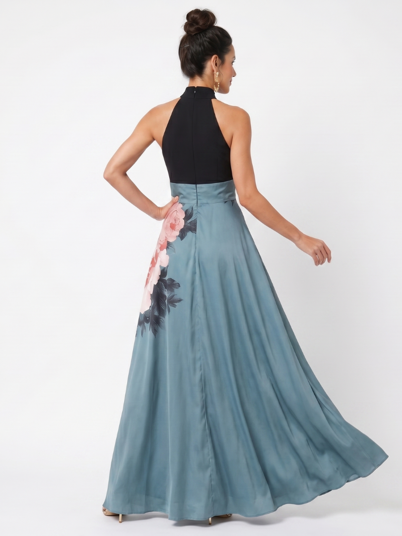 Robe longue dos nu avec bustier noir et jupe bleue à grandes fleurs roses