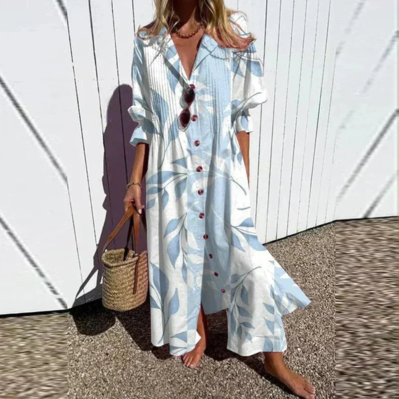 Robe bohème longue blanche, encolure V boutonnée, manches volant, motifs bleus.