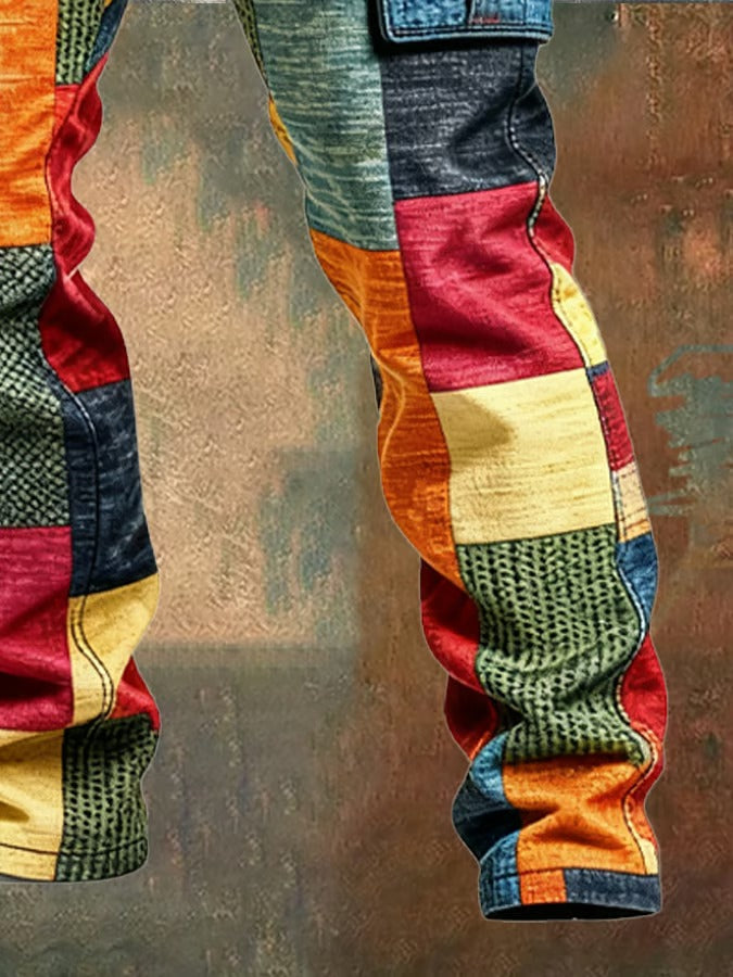 Genoux et chevilles d’un pantalon cargo patchwork multicolore, poches et empiècements contrastés