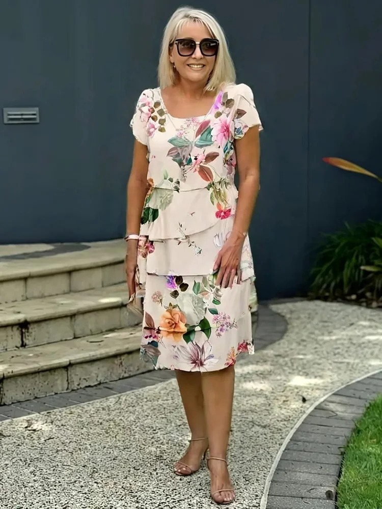 Robe courte à volants en étages, fleurs et feuillages multicolores, manches bouffantes