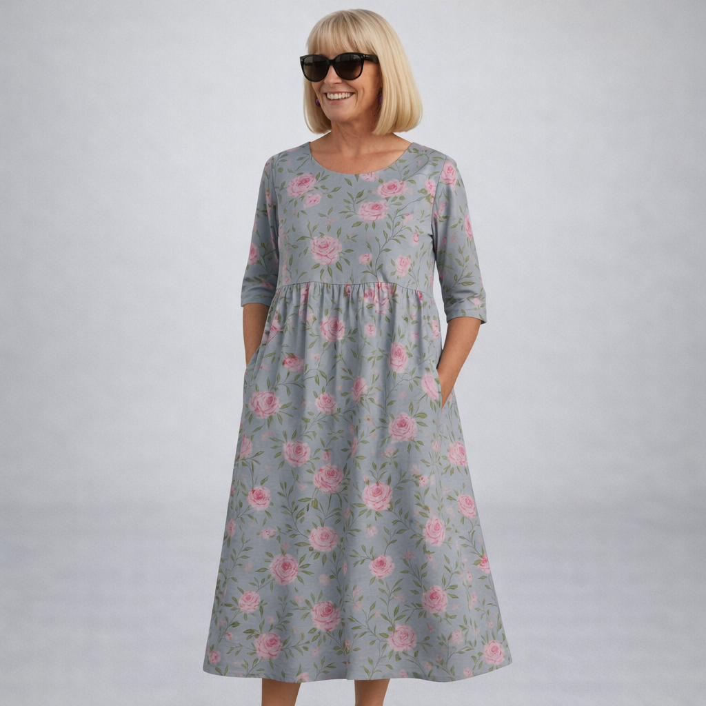 Robe mi-longue à fleurs roses sur fond gris-vert, col rond, manches 3/4