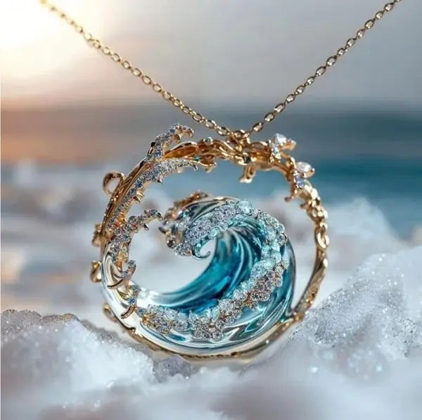 Collier avec pendentif anneau doré, onde bleue nacrée et détails strass.