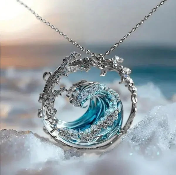 Collier avec pendentif anneau argenté, onde bleue nacrée et détails strass.