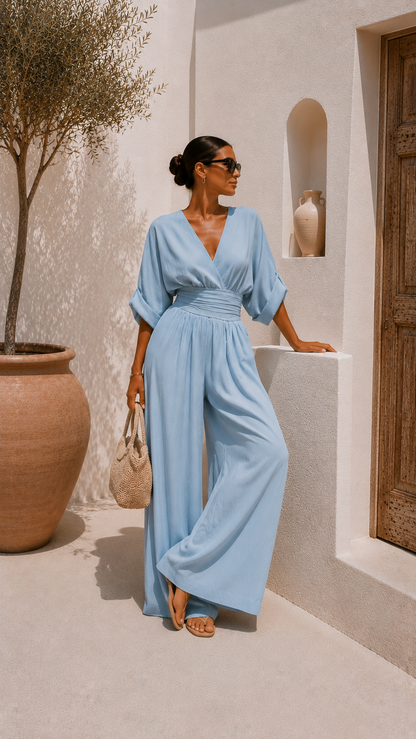 Robe longue en mousseline bleue, décolleté en V, vue de côté, taille ceinturée.
