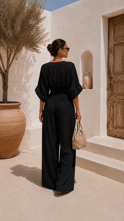 Robe longue en mousseline noire, dos couvrant, manches larges, taille froncée.