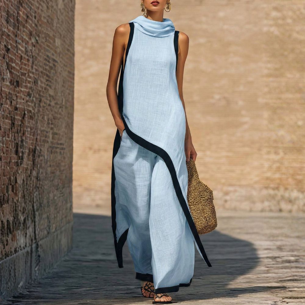 Robe longue en lin bleu clair sans manches, col drapé, bordures contrastées bleu foncé.
