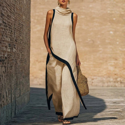 Robe longue en lin beige clair sans manches, col drapé, bordures contrastées bleu nuit.