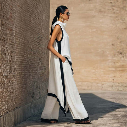 Robe longue en lin blanche sans manches, col drapé, fente latérale et bordures bleu nuit.