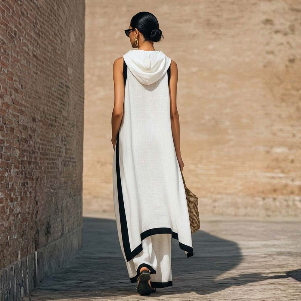 Robe longue en lin blanche, dos avec capuche drapée, détails contrastés bleu nuit.