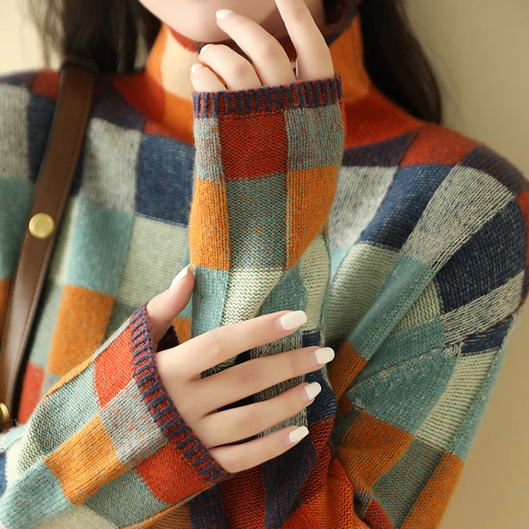 Pull en cachemire à col roulé, motif quadrillé multicolore, porté près du cou.