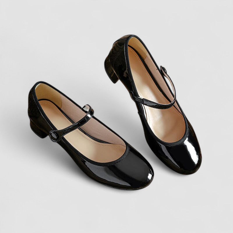 Ballerines rétro Roxane™ noires, dessus verni, bride à boucle.