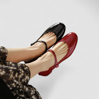 Ballerines rétro Roxane™ noires et rouges, talons carrés, brides fines.