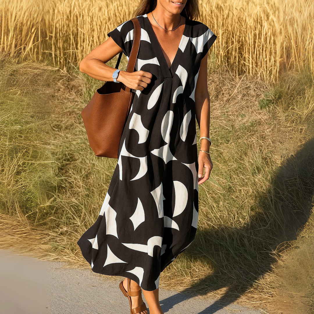 Robe légère noire à grand motif abstrait blanc, encolure V, manches courtes.