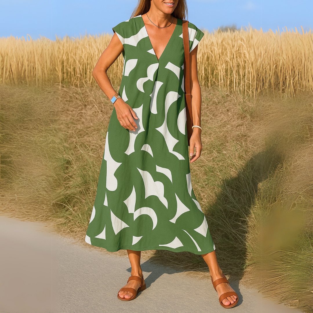 Robe légère verte à grand motif abstrait blanc, encolure V, manches courtes.