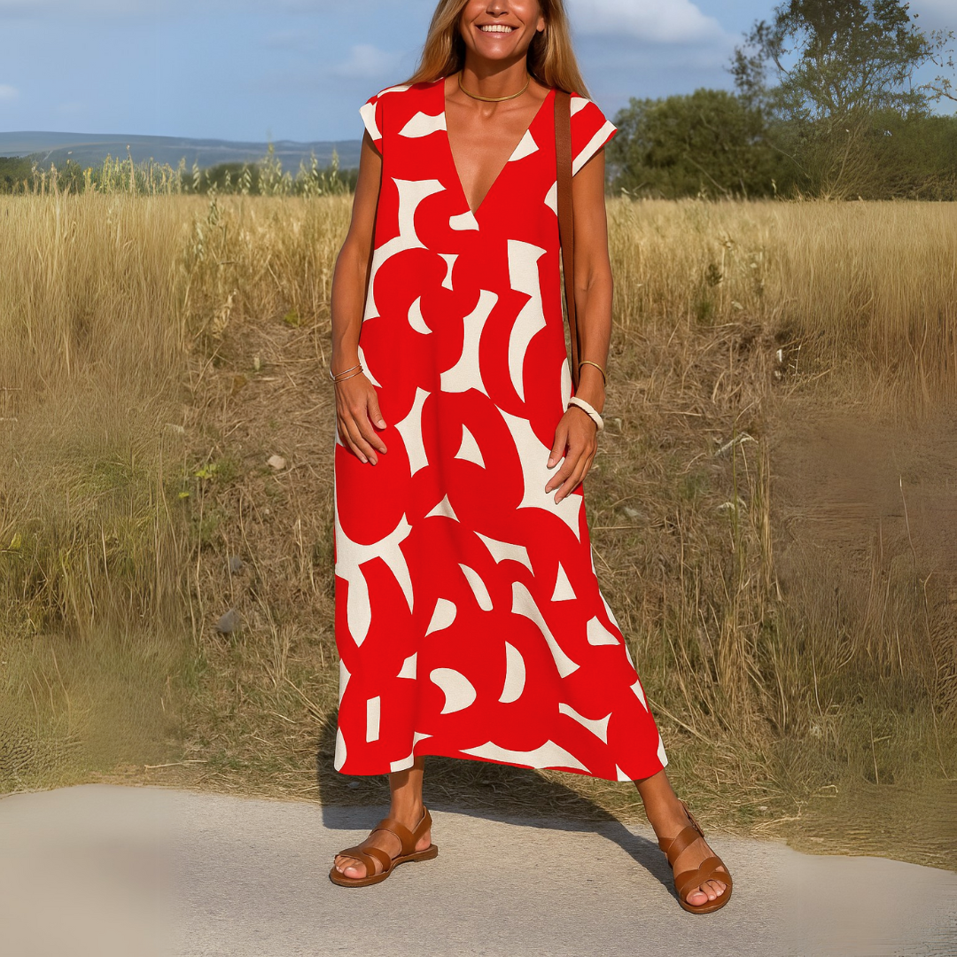 Robe légère rouge à grand motif abstrait blanc, encolure V, manches courtes.