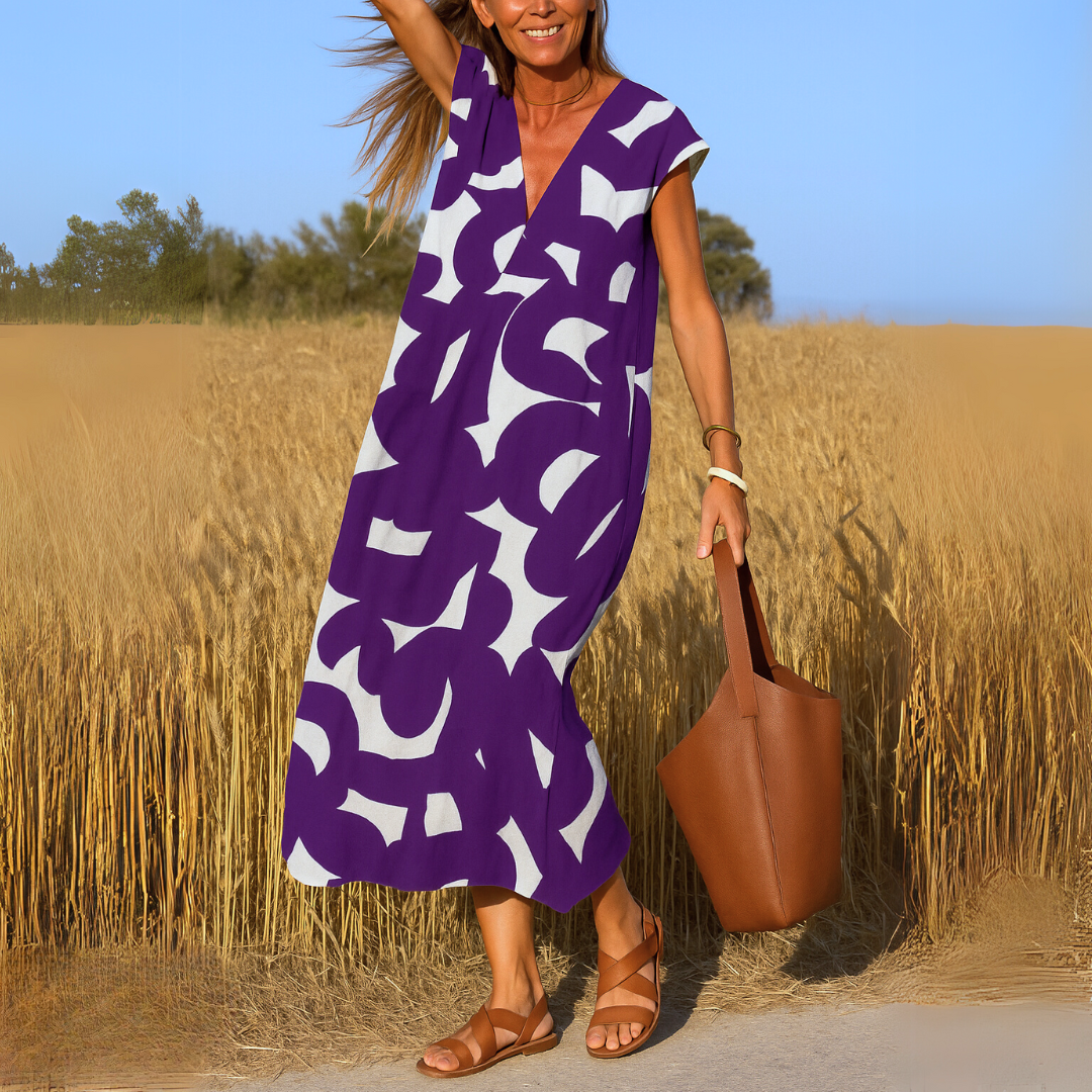 Robe légère violette à grand motif abstrait blanc, encolure V, manches courtes.