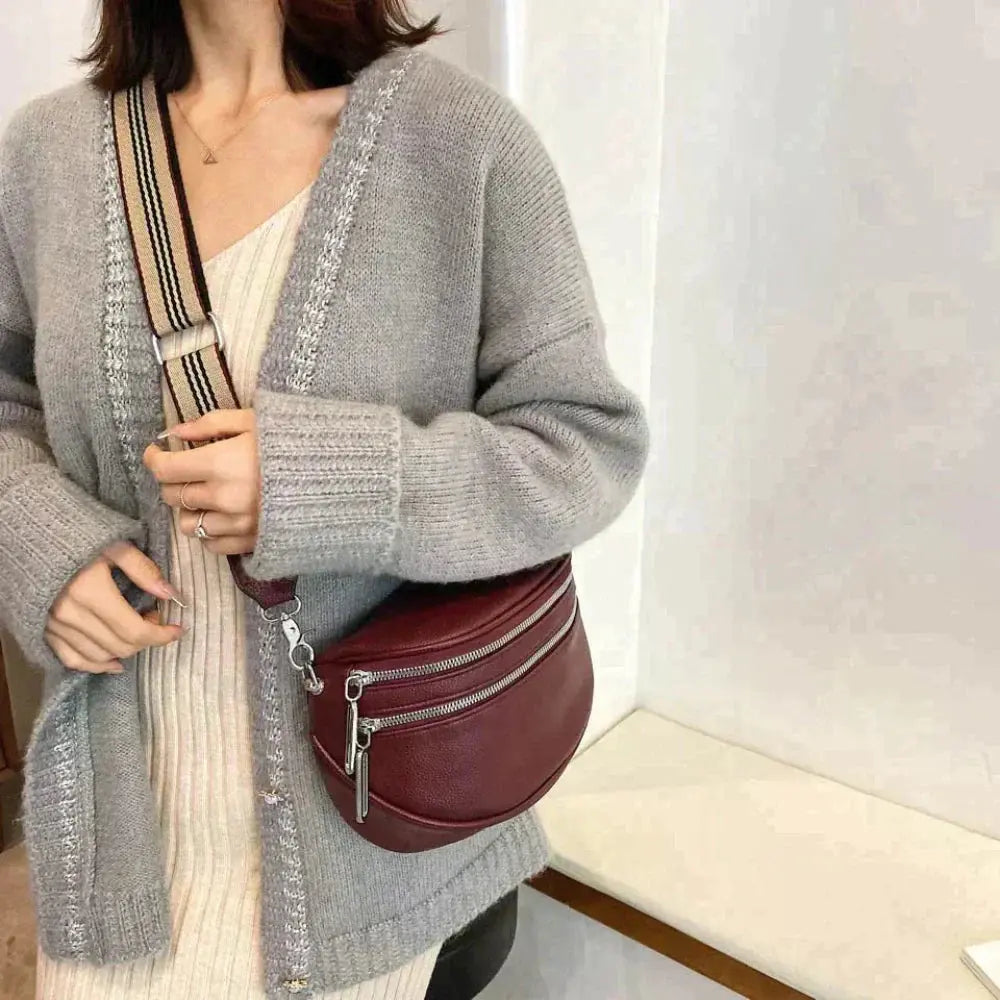 Sac à bandoulière Mira bordeaux, porté en travers, fermeture éclair sur le devant.