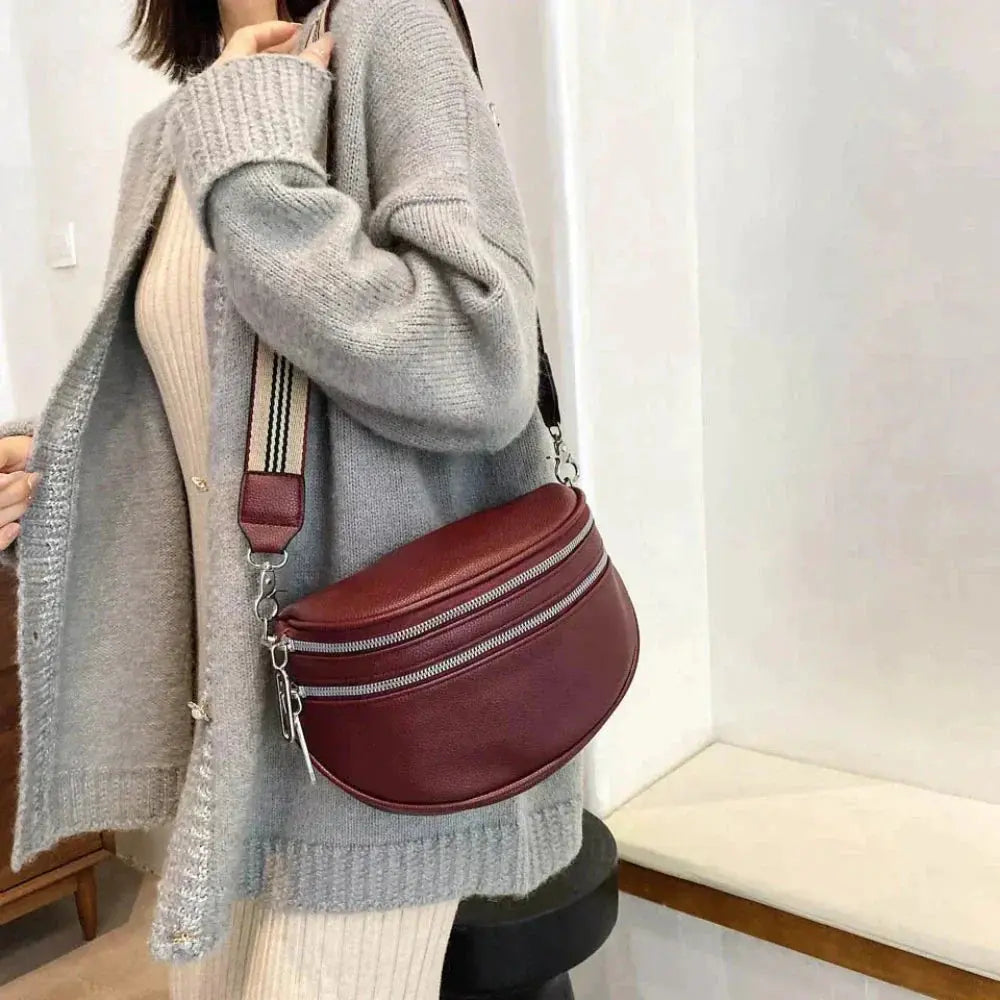 Sac à bandoulière Mira bordeaux, vue de côté, double zip et attaches métalliques.