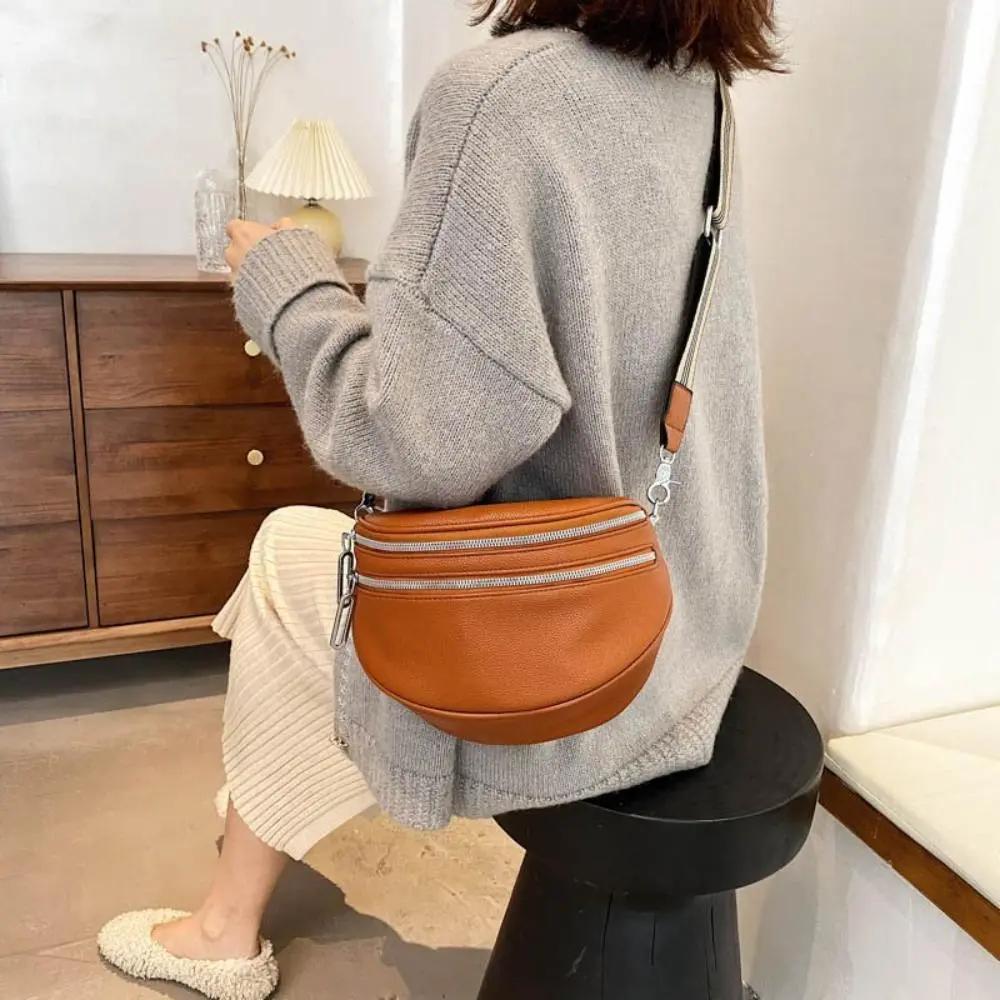 Sac à bandoulière Mira caramel, porté en travers, double fermeture éclair et sangle.