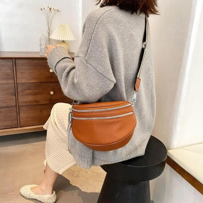 Sac à bandoulière Mira caramel, porté en travers, double fermeture éclair et sangle.