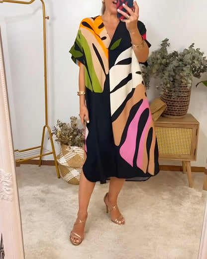 Robe décontractée mi-longue ample, col V, fond noir à motif abstrait multicolore