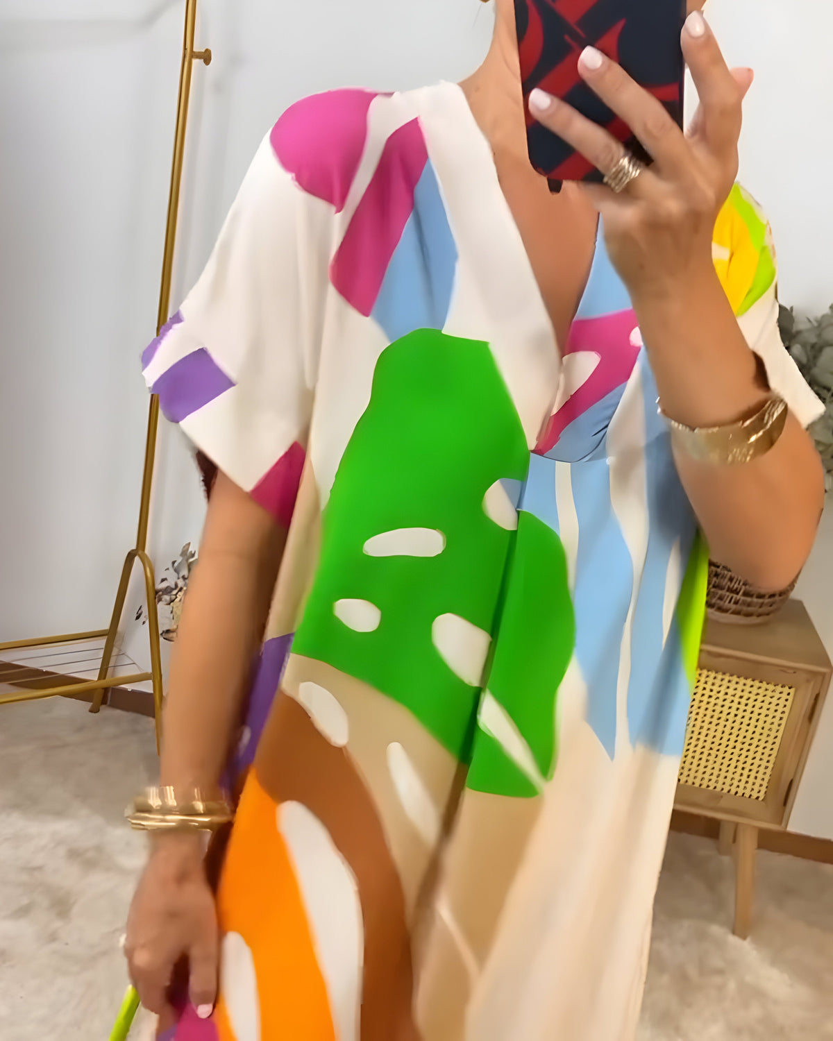 Robe décontractée ample, col V, fond clair à motif abstrait coloré