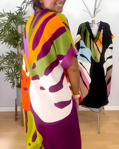 Robe décontractée ample, manches courtes, motif abstrait multicolore sur fond clair