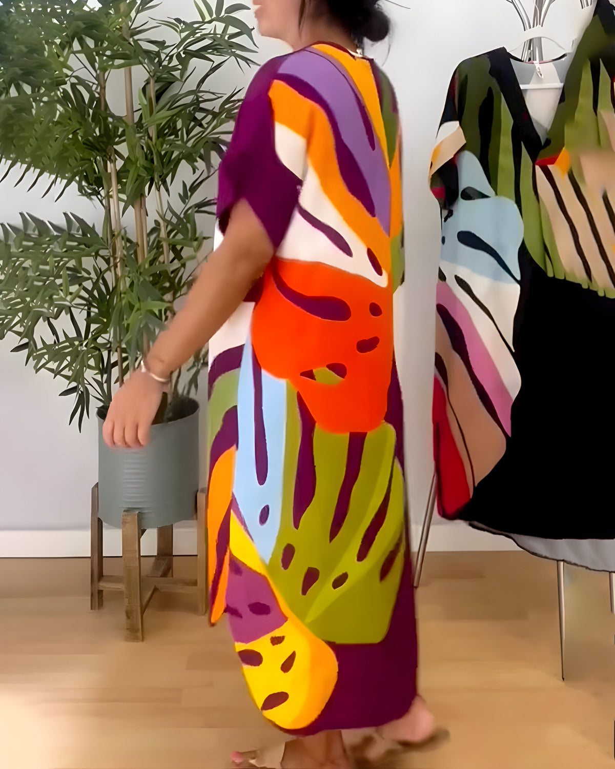 Robe décontractée ample, col V, motif abstrait multicolore sur fond clair