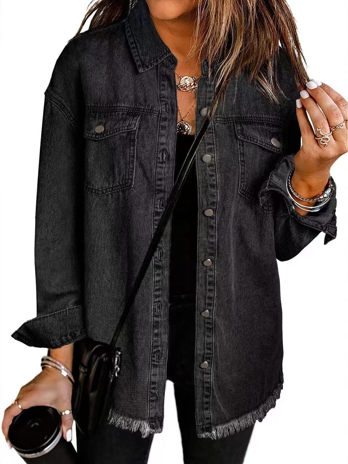 Veste en jean noire à boutons, col en pointe, poches poitrine et ourlet effiloché.