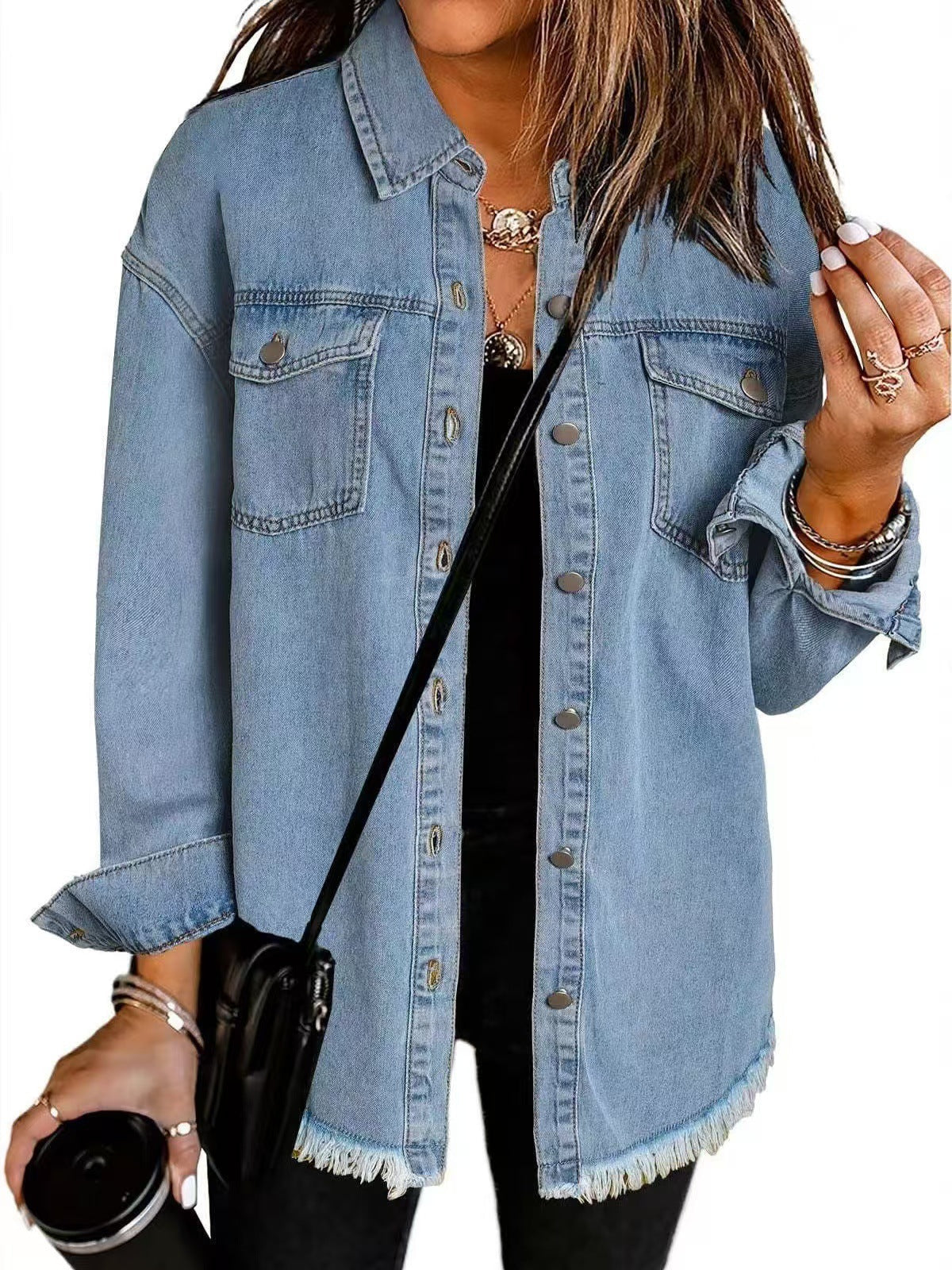 Veste en jean bleu clair à boutons, col en pointe, poches poitrine, ourlet effiloché.