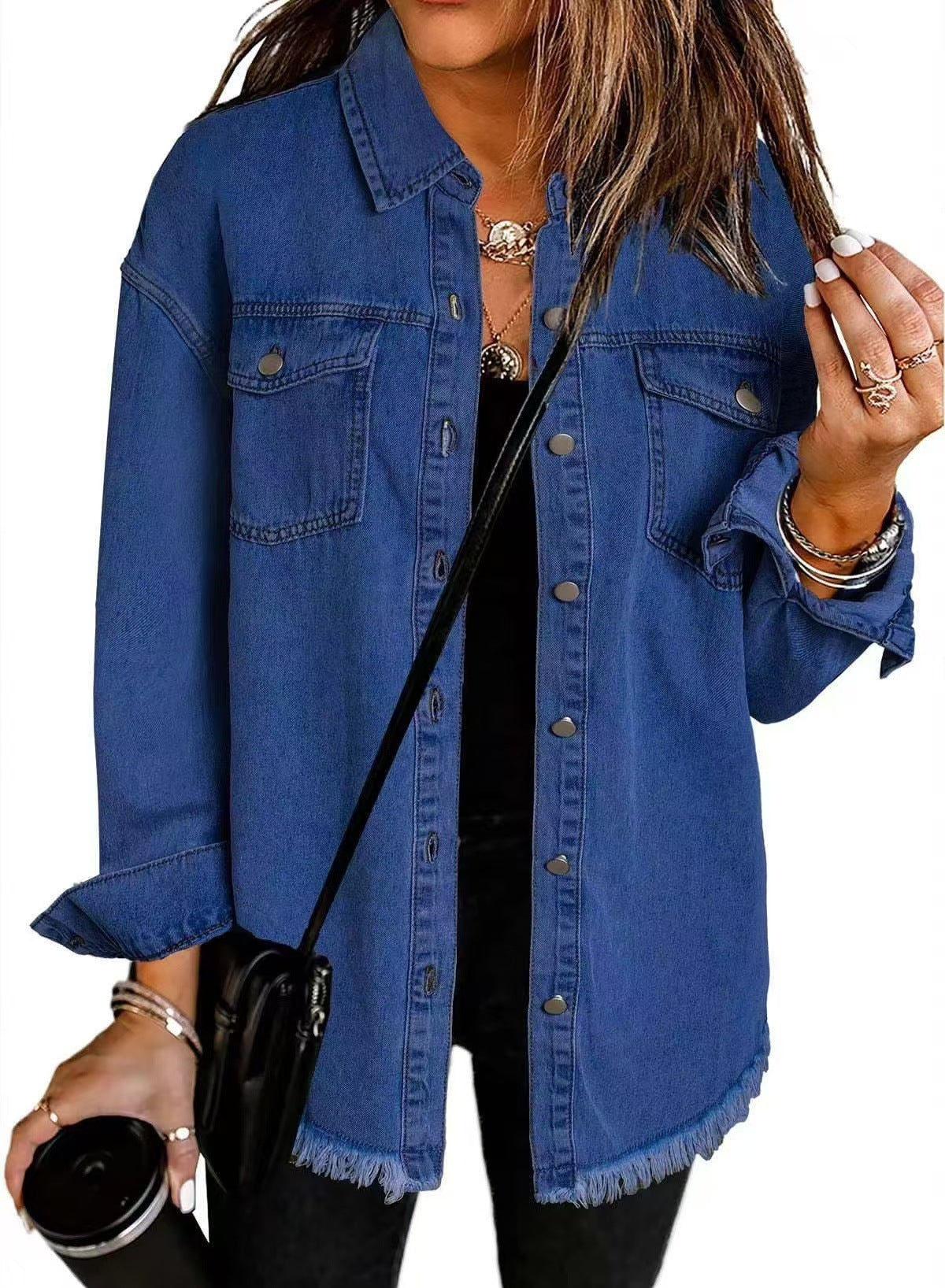 Veste en jean bleu foncé à boutons, col en pointe, poches poitrine, ourlet effiloché.