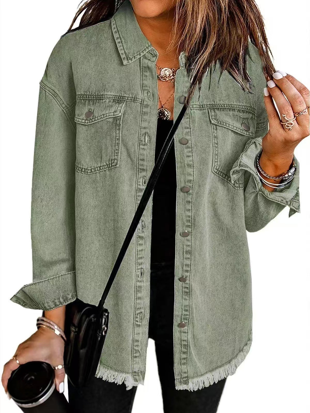 Veste en jean olive verte à boutons, col en pointe, poches poitrine, ourlet effiloché.
