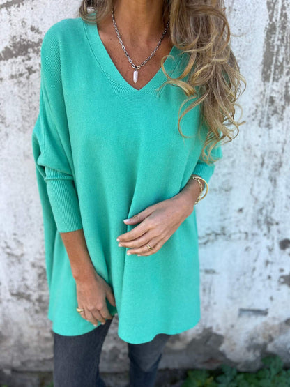 Pull en cachemire turquoise à encolure V, manches longues amples, maille douce.