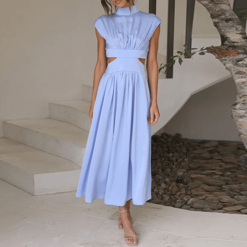 Robe longue bleu clair à manches courtes, buste froncé et jupe évasée