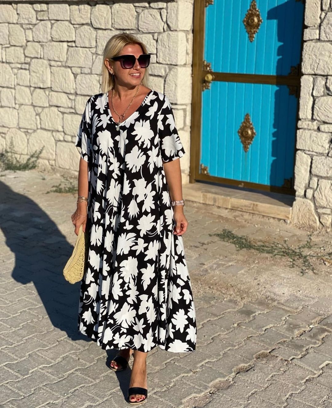 Robe longue ample noire à fleurs blanches, manches courtes et encolure en V