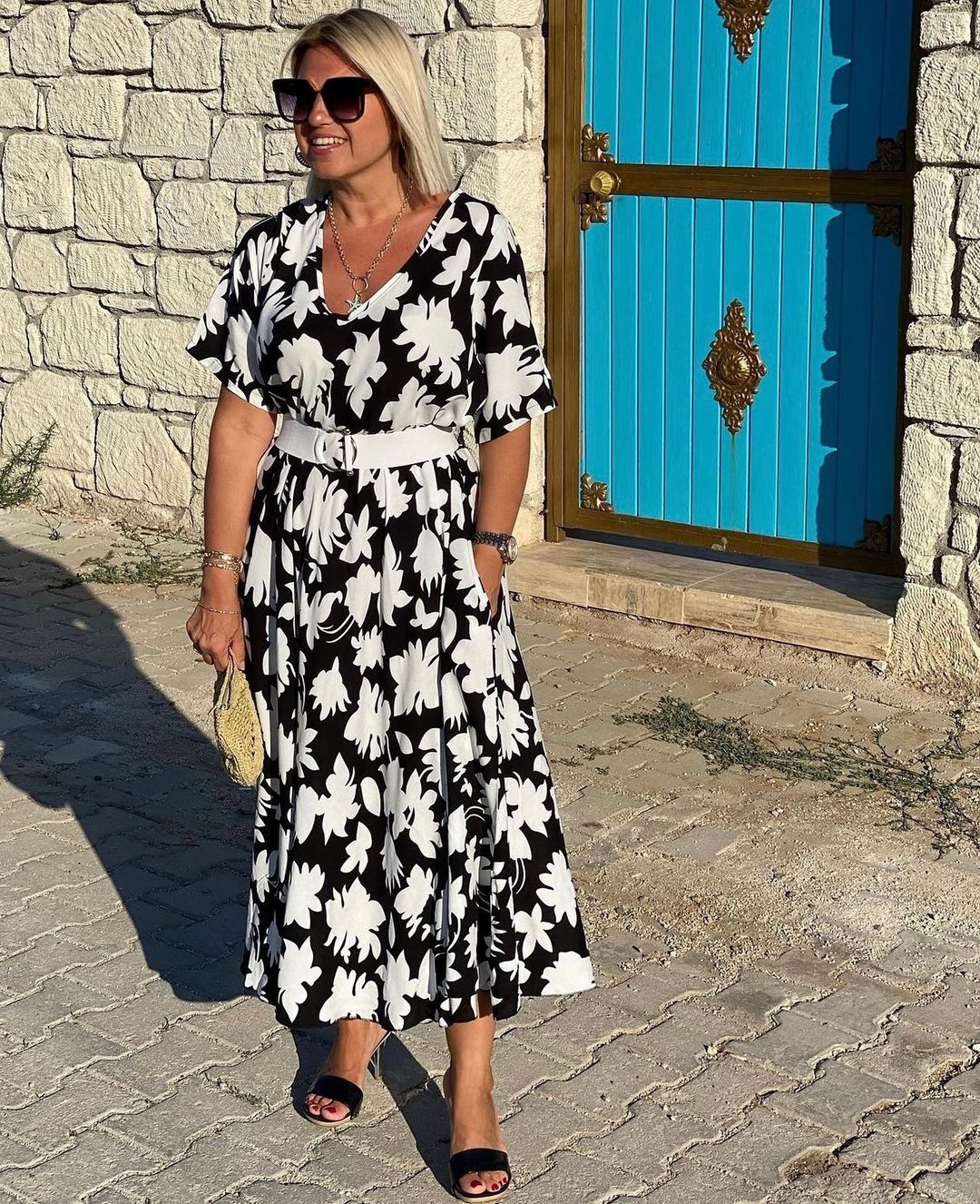 Robe longue ample à motifs floraux noir et blanc, manches courtes, encolure en V