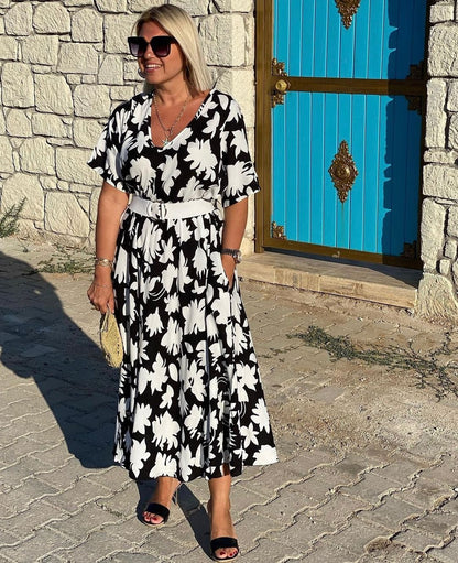 Robe longue ample à motifs floraux noir et blanc, manches courtes, encolure en V