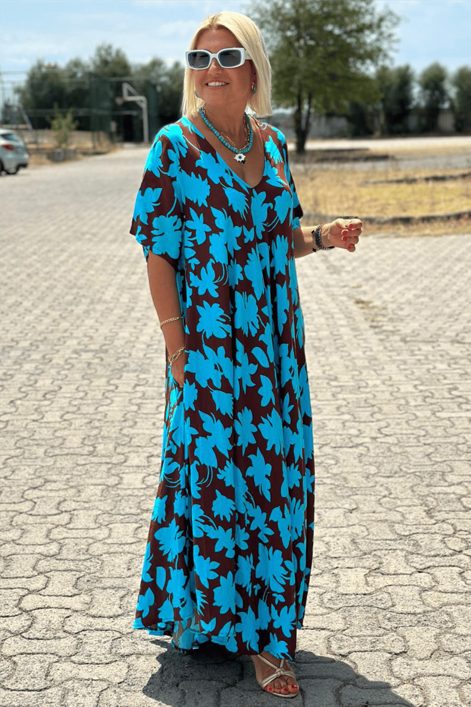 Robe longue ample bleue à motifs floraux, manches courtes, encolure en V