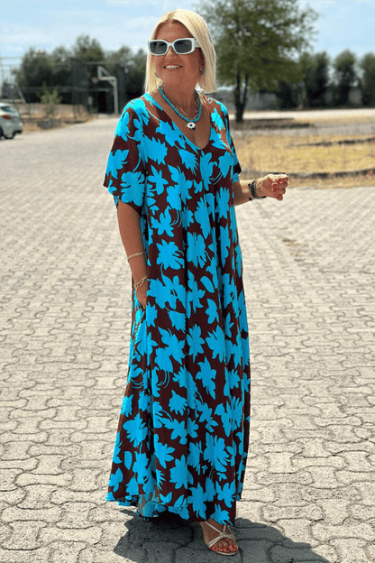 Robe longue ample bleue à motifs floraux, manches courtes, encolure en V