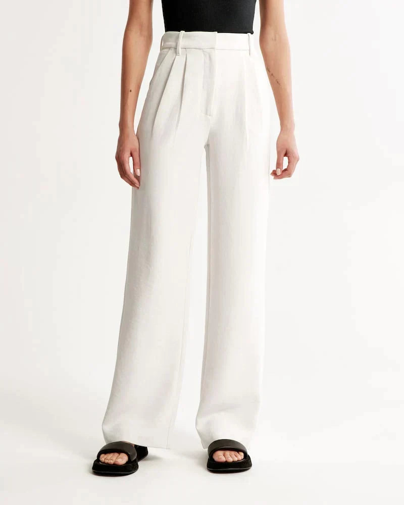 Pantalon blanc cassé taille haute avec ceinture, pinces et poches latérales