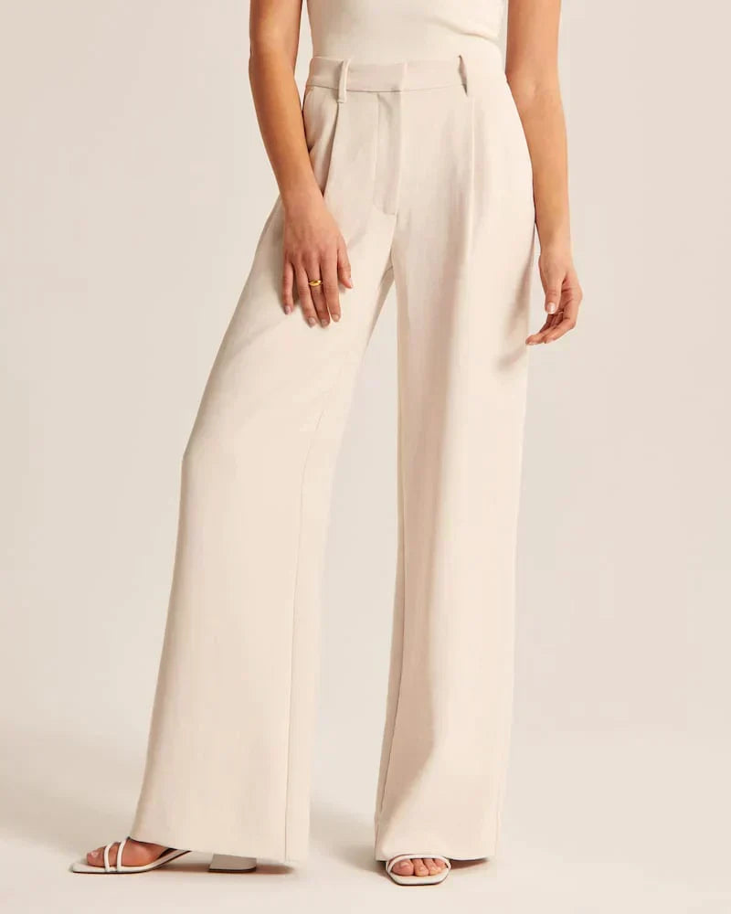 Pantalon ivoire taille haute, jambe ample, poches latérales et passants