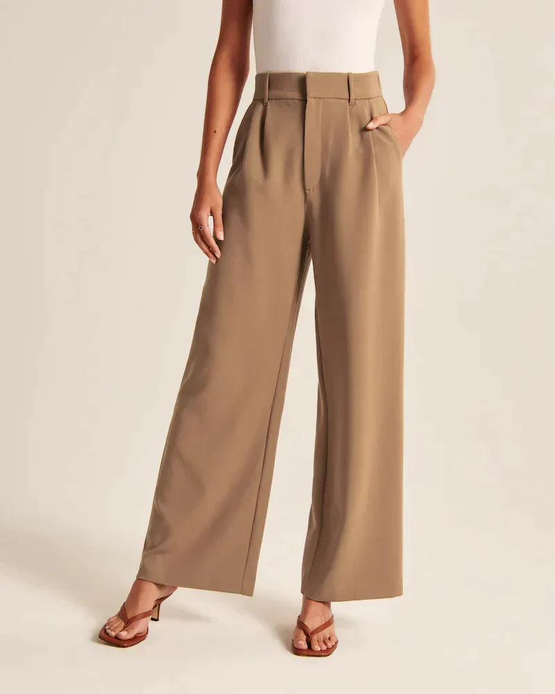 Pantalon large couleur caramel à taille haute, poches et passants visibles