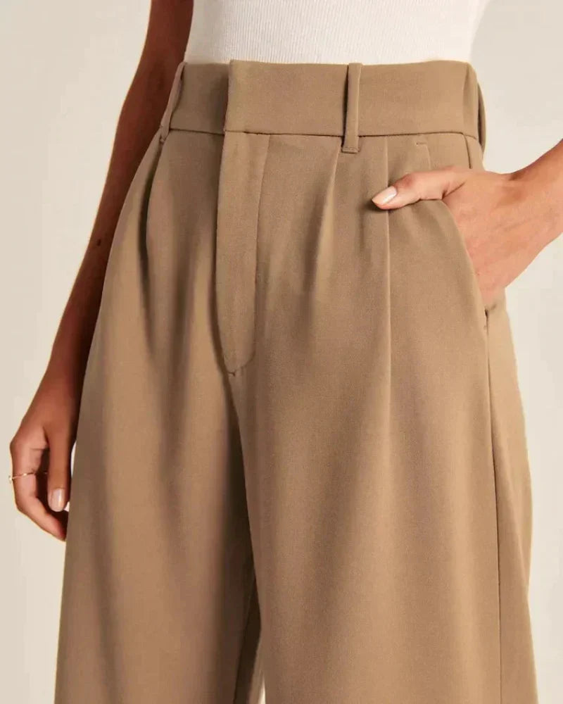 Pantalon beige taupe : ceinture avec rabat, passants et poches latérales