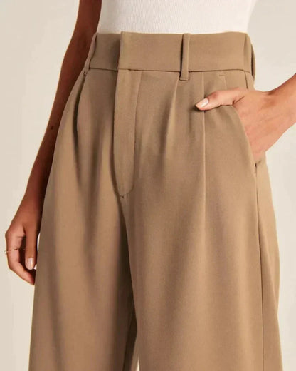 Pantalon beige taupe : ceinture avec rabat, passants et poches latérales