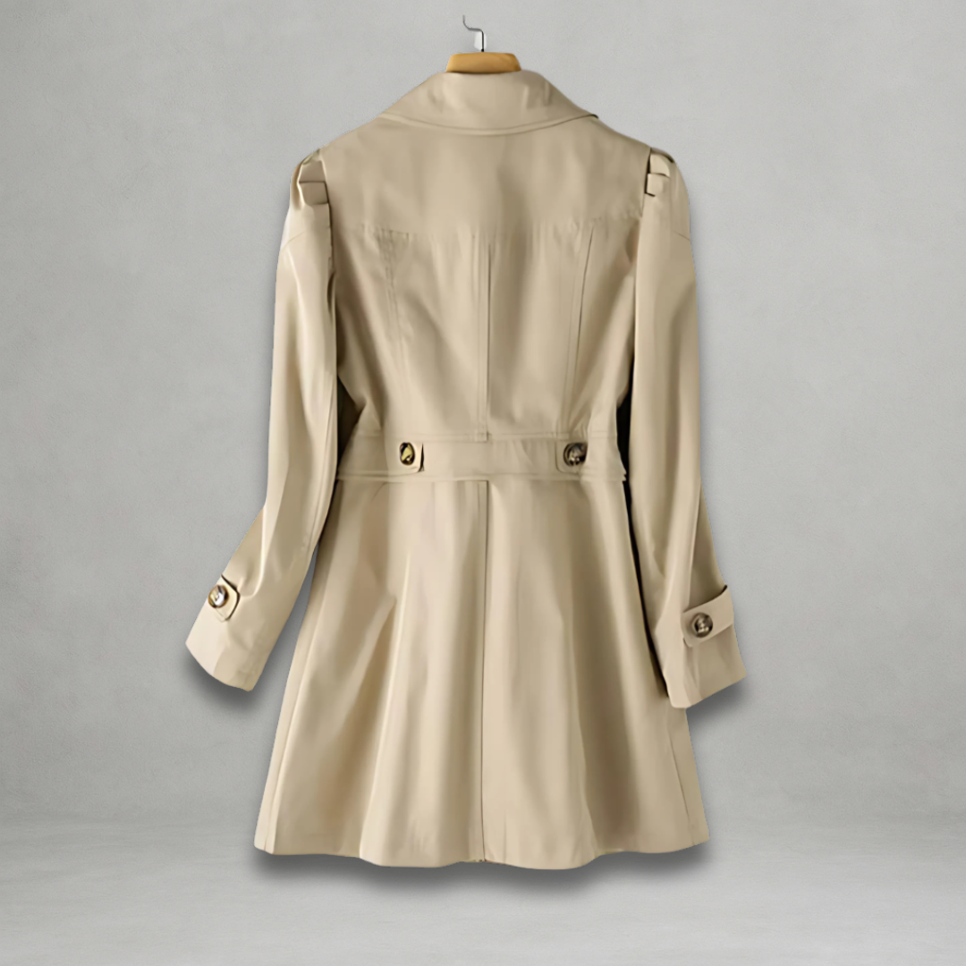 Trench-coat de printemps beige, boutonnage et ceinture à la taille, manches longues