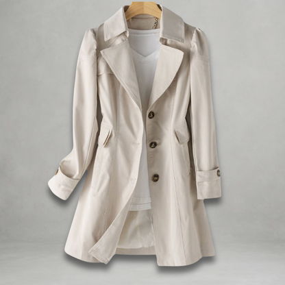 Trench-coat de printemps crème, col pointe, boutonnage et poches latérales