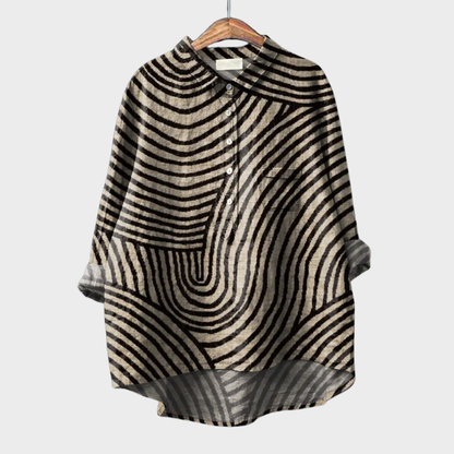 Blouse graphique rayée noire et écrue sur cintre, manches amples, boutonnage