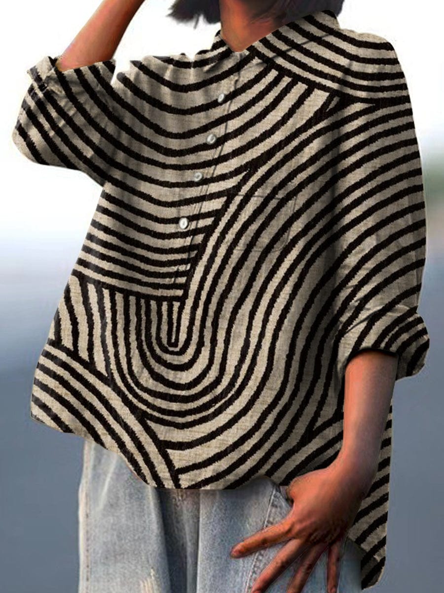 Blouse graphique rayée noire et écrue, col montant, patte boutonnée