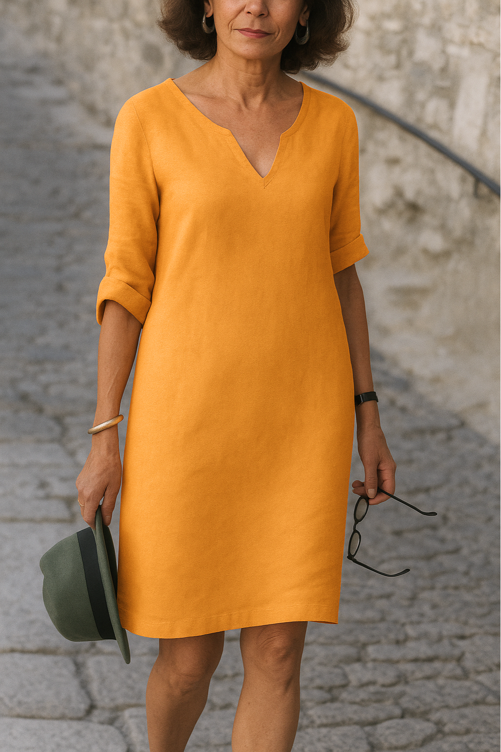 Robe à col en V orange, manches retroussées, coupe droite longueur genou.